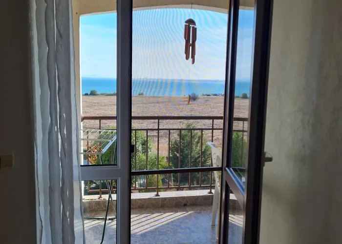 Entire 4pax , Sea View, Pool Apartment Ravda